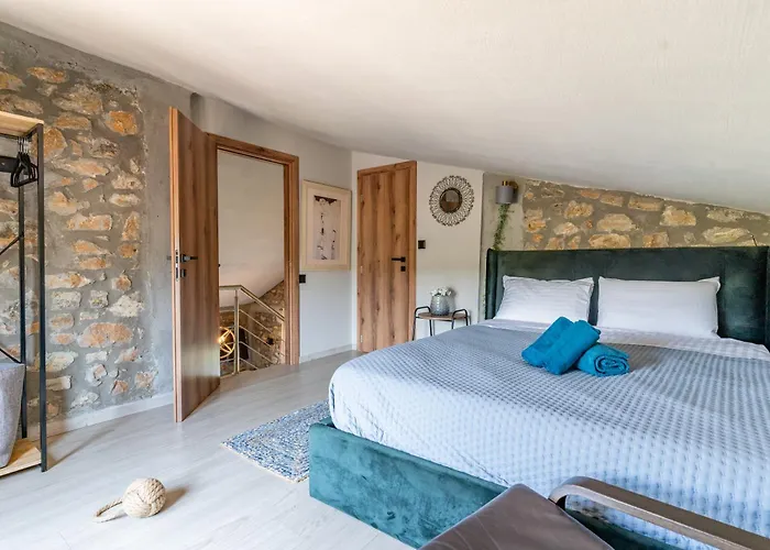 Sani Stone Ikos